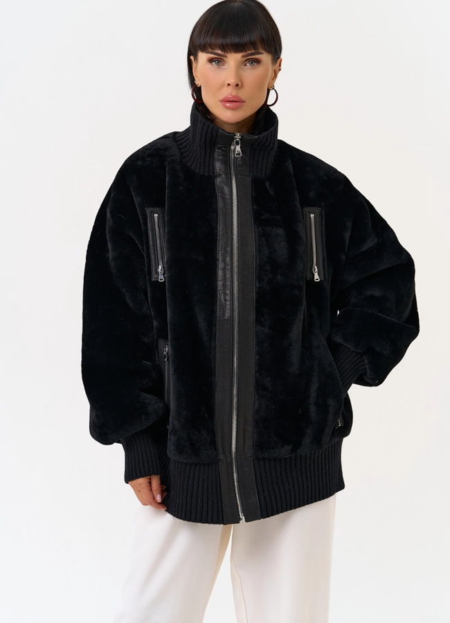 Женский бомбер из овчины черного цвета модель № 31613 меха малина