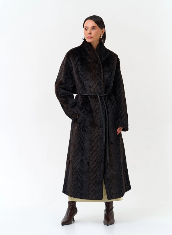 Темное пальто из эко меха с поясом фото