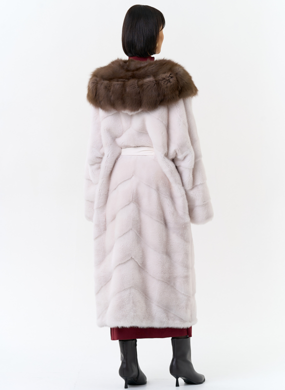 Белая шуба из меха норки с капюшоном из меха куницы