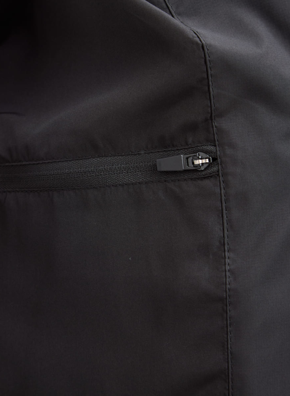 Мужской пуховик черного цвета 