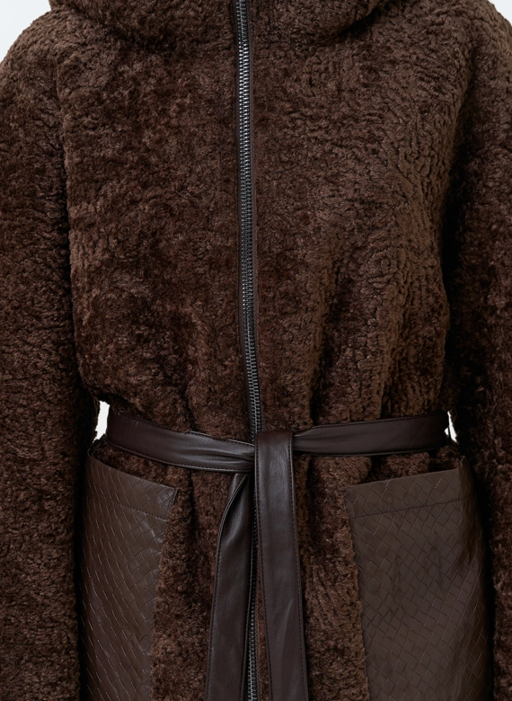 Женская дубленка из экомеха с карманами из экокожи фото
