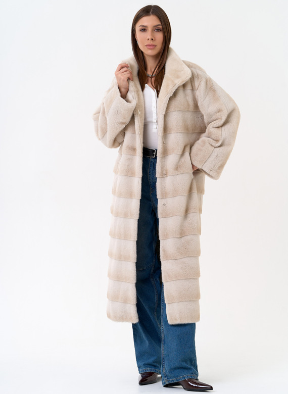 Женское пальто из эко меха с воротником стойкой