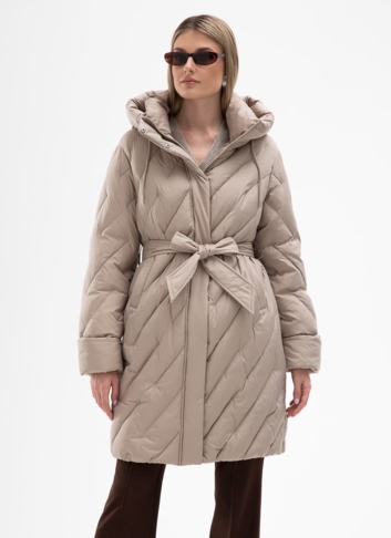 Женский пуховик бежевого цвета с капюшоном