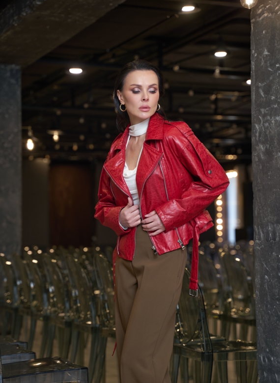 Красная куртка из натуральной кожи