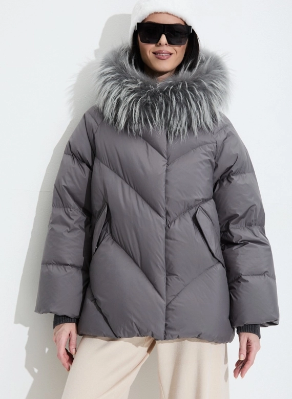 Женский пуховик с мехом енота на капюшоне фото