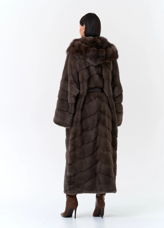 Длинная шуба из меха норки с капюшоном из меха куницы модель № 33706 в кредит