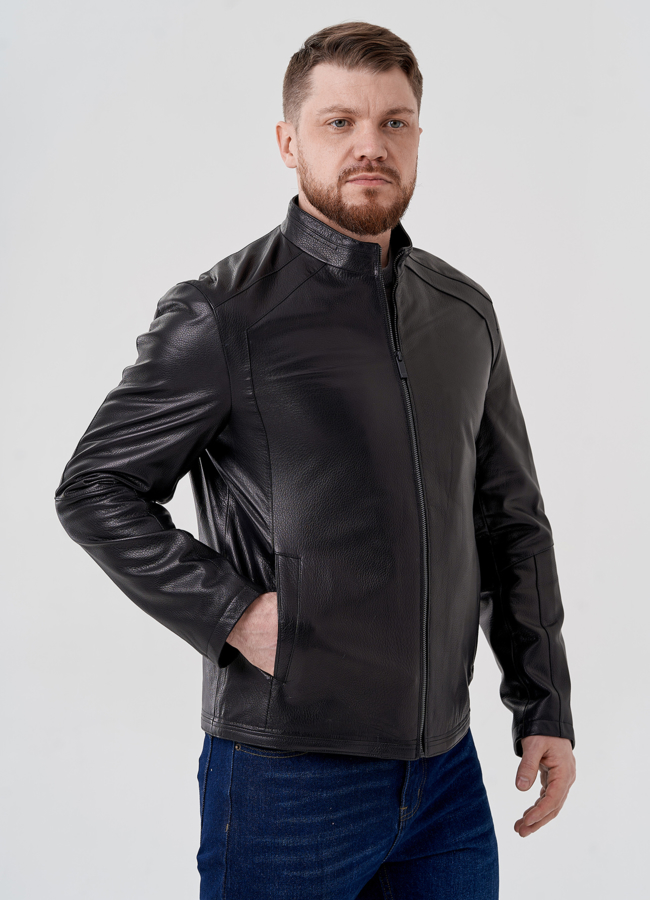 Мужская кожаная куртка черного цвета  модель № 24437 меха малина