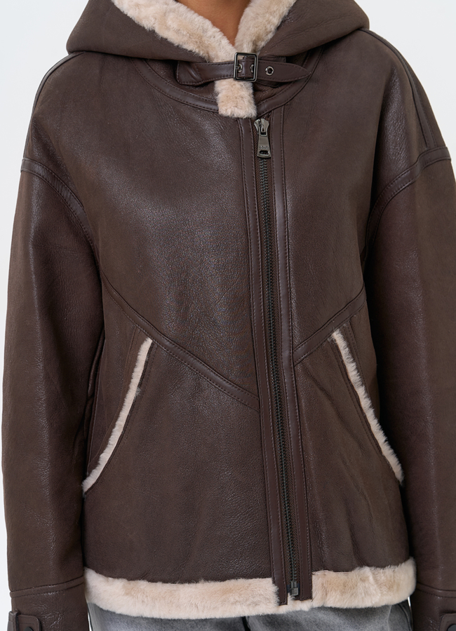 Натуральная дубленка с капюшоном модель № 31358 в рассрочку